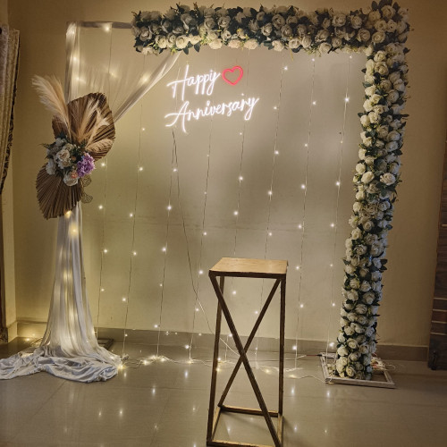 Decor with white artificial flowers 