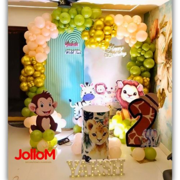 Jungle thematic birthday decoration