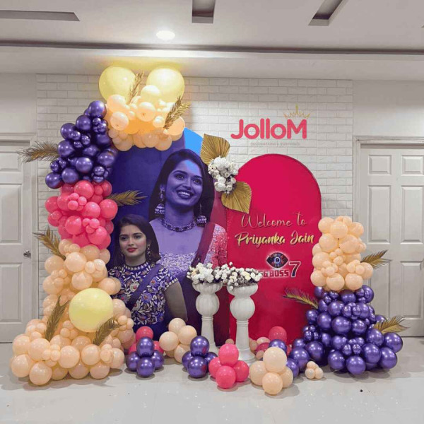 Grand U-frame decoration